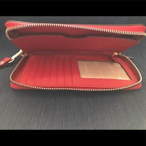 Michael Kors Bags - Michael Kors Wristlet - Excellent Condition Michael Kors Bags - Michael Kors Wristlet - Excellent Condition